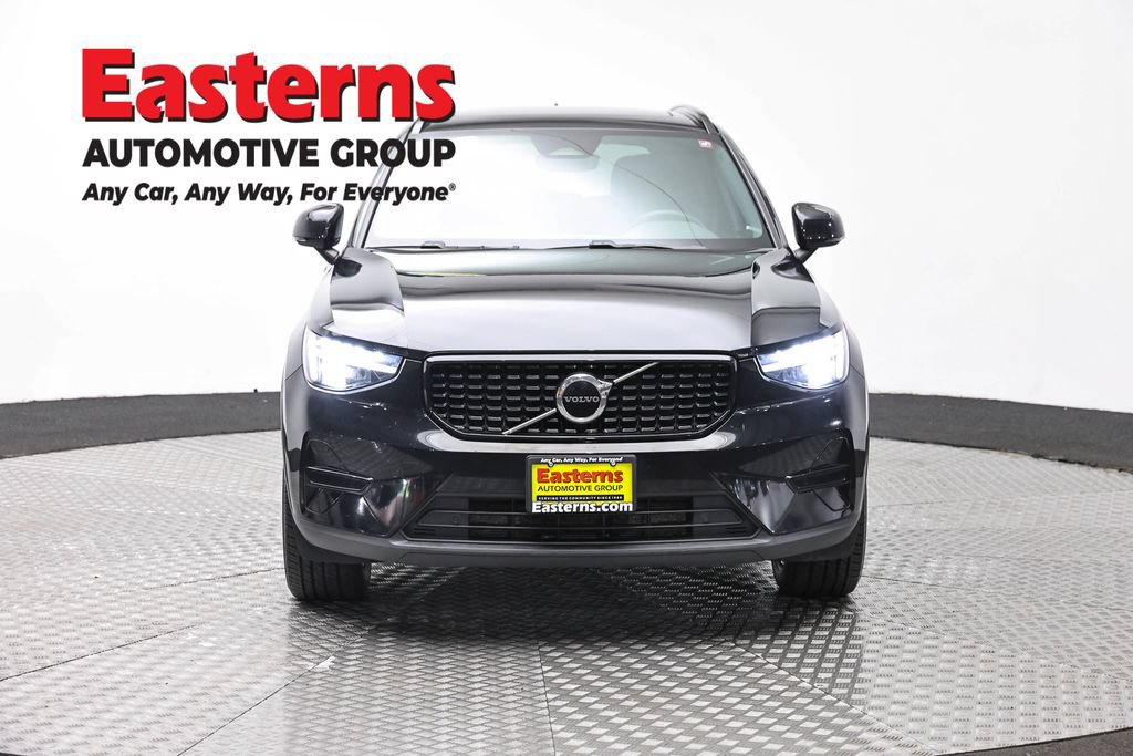 Used 2024 Volvo XC40 B5 Core AWD/4WD image 2