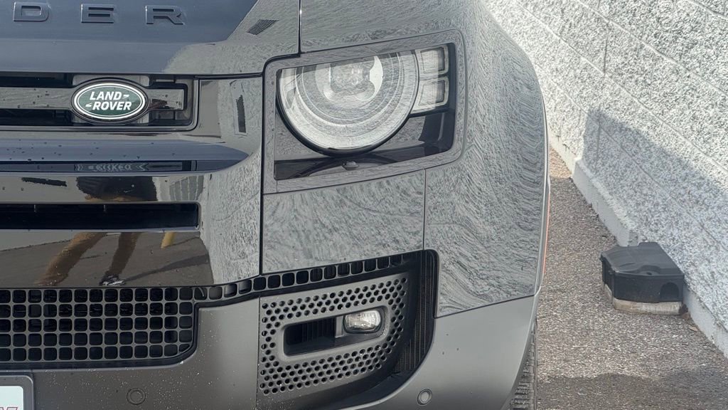 Used 2023 Land Rover Defender 130 SE image 6