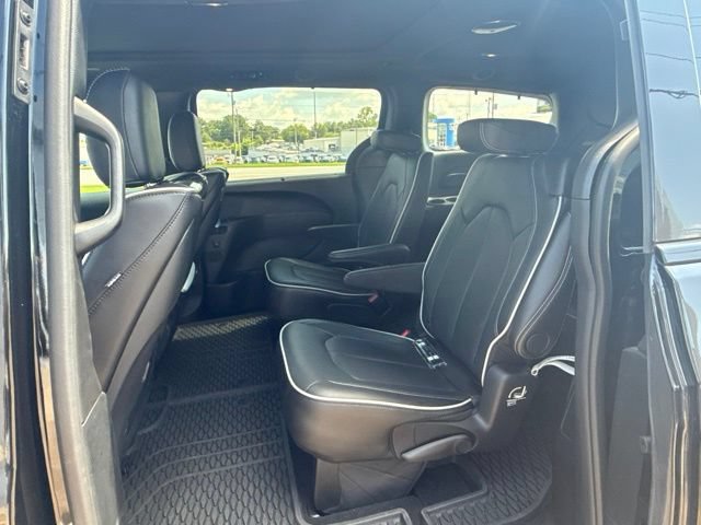 Used 2025 Chrysler Pacifica Limited w/ Uconnect Theater Family Group FWD image 27