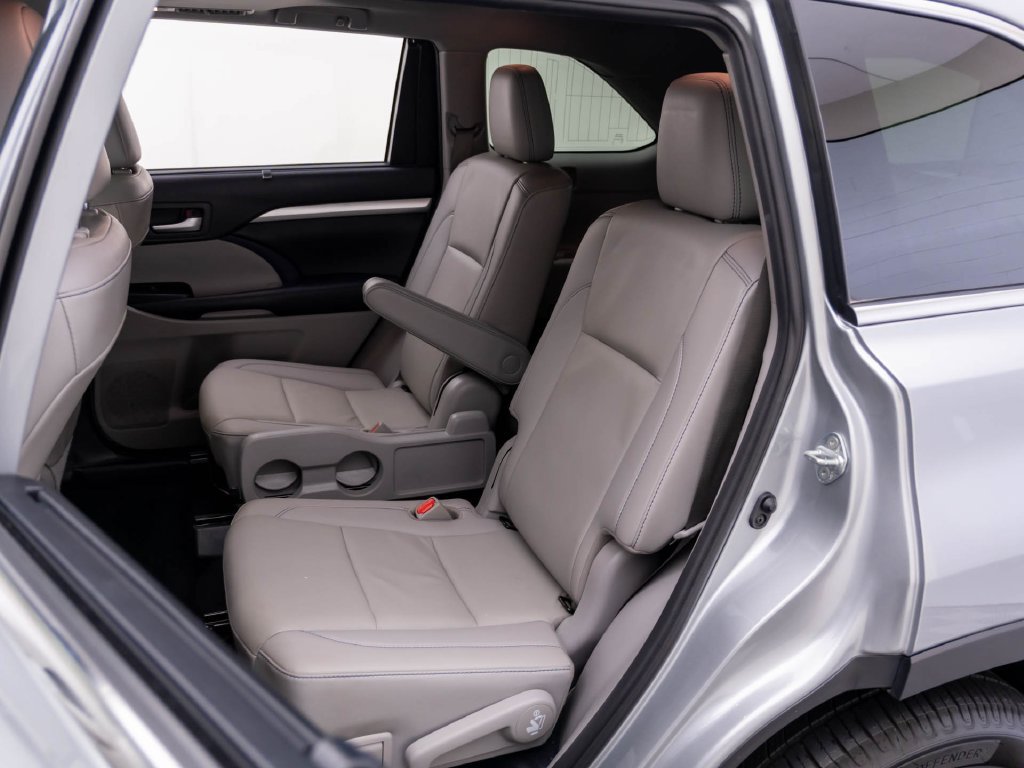 Used 2019 Toyota Highlander XLE AWD/4WD image 19