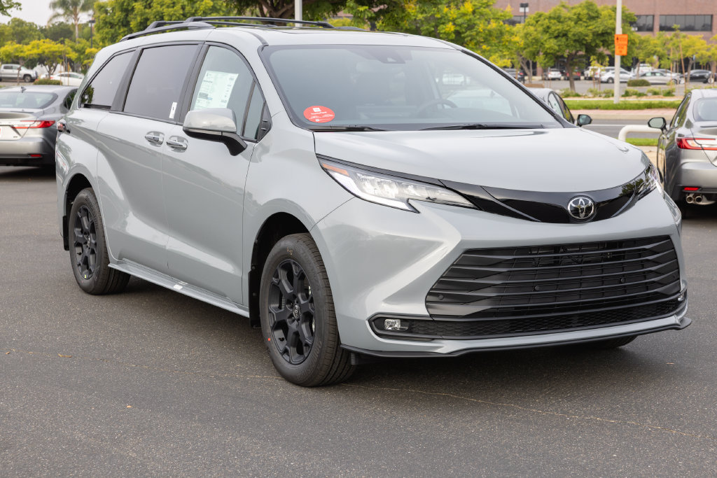 New 2026 Toyota Sienna XLE Woodland Edition AWD/4WD image 3