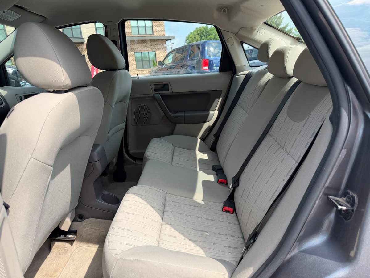 Used 2009 Ford Focus SE FWD image 12