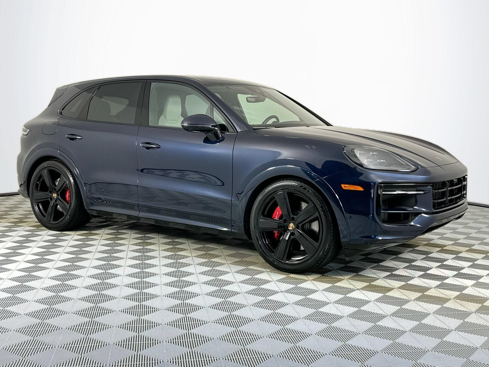 Used 2025 Porsche Cayenne GTS AWD/4WD image 3