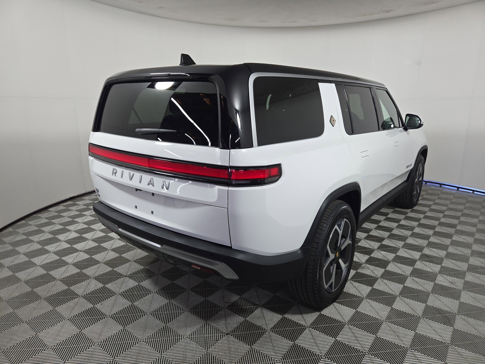 Used 2024 Rivian R1S Adventure AWD/4WD image 5