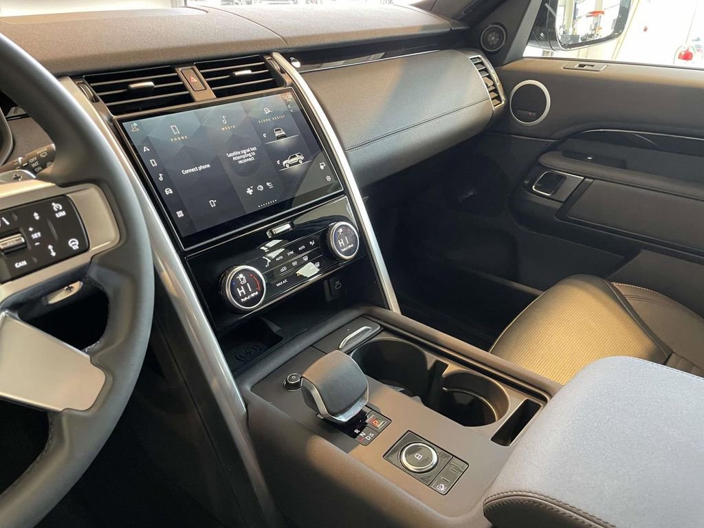 Used 2025 Land Rover Discovery S image 34