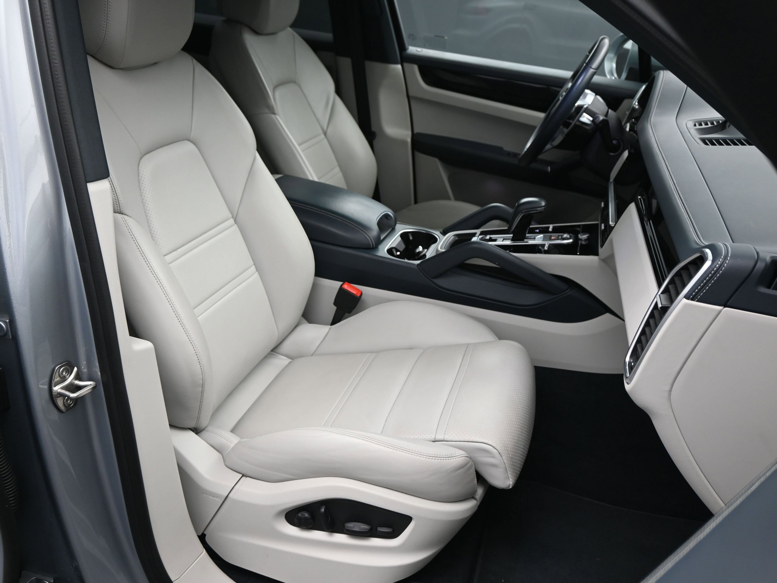 Certified 2022 Porsche Cayenne S image 10