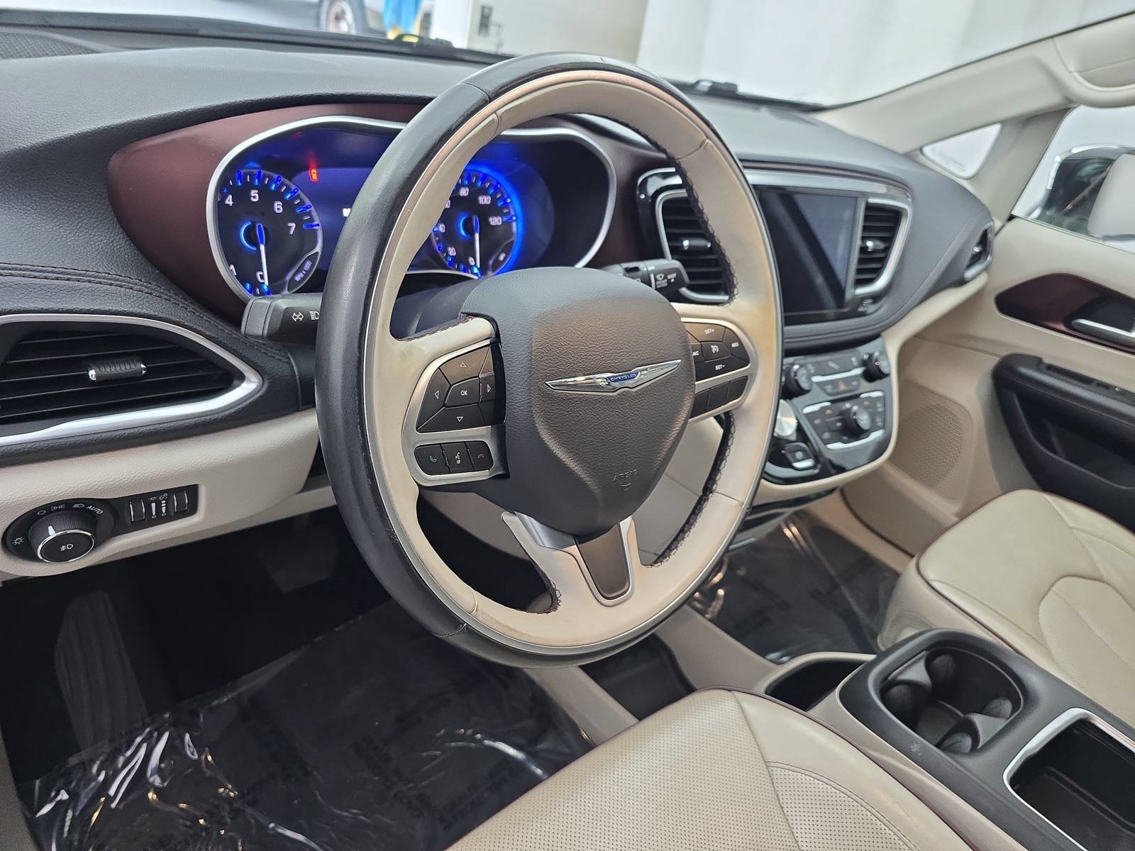 Used 2017 Chrysler Pacifica Limited w/ UConnect Theater Package FWD image 17