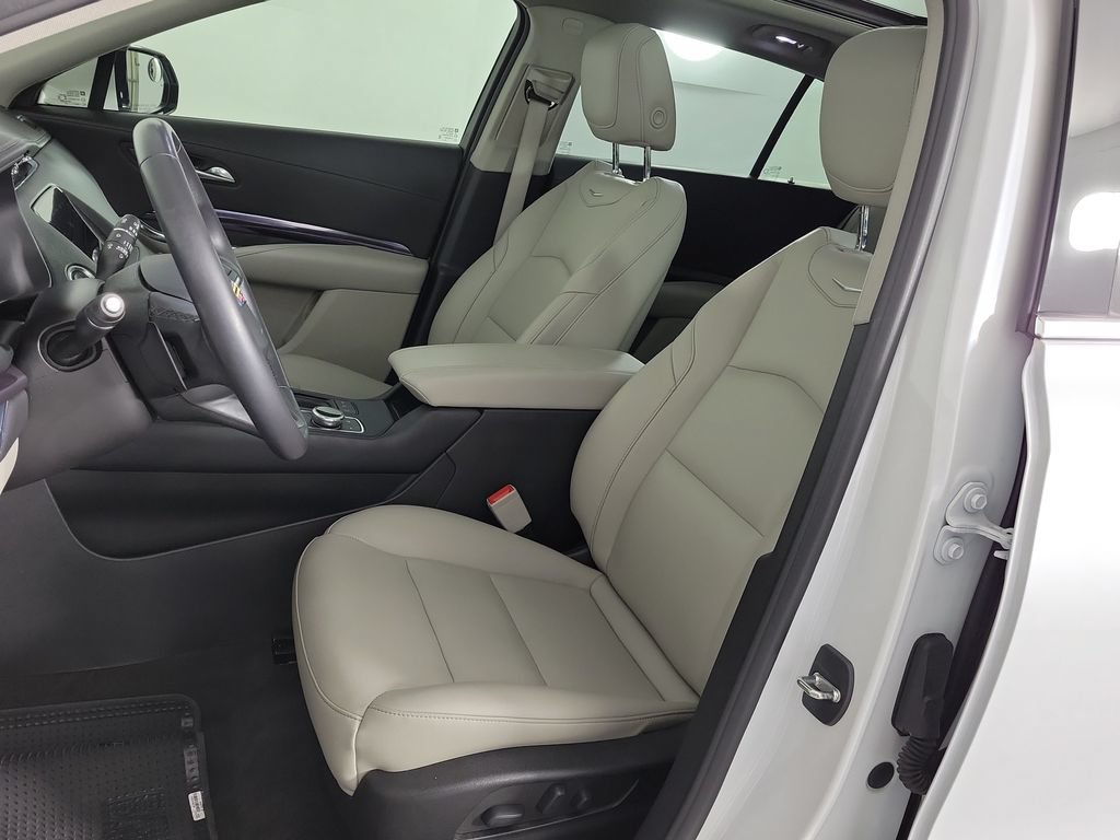 Used 2023 Cadillac XT4 Luxury w/ Driver Awareness Package FWD image 16