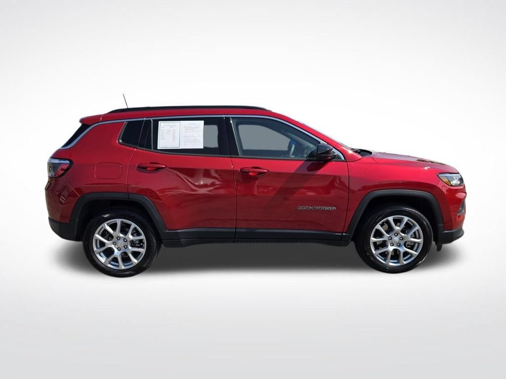 Used 2024 Jeep Compass Latitude AWD/4WD image 2