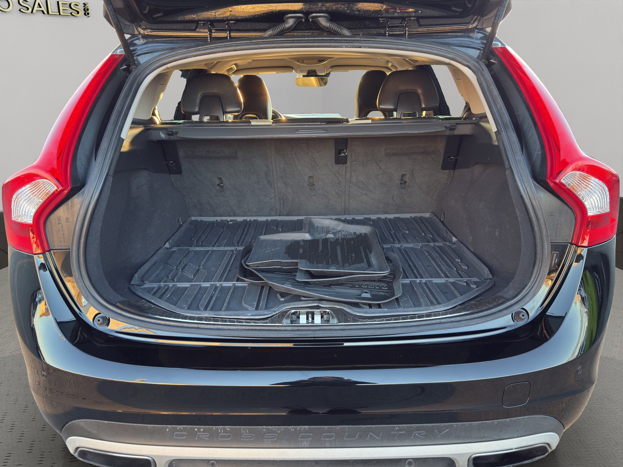 Used 2017 Volvo V60 T5 Cross Country w/ Convenience Package image 19