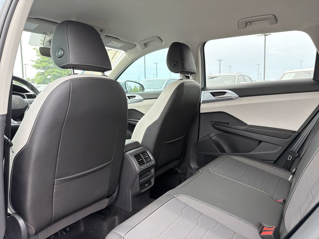 Used 2025 Volkswagen Taos SE FWD image 12