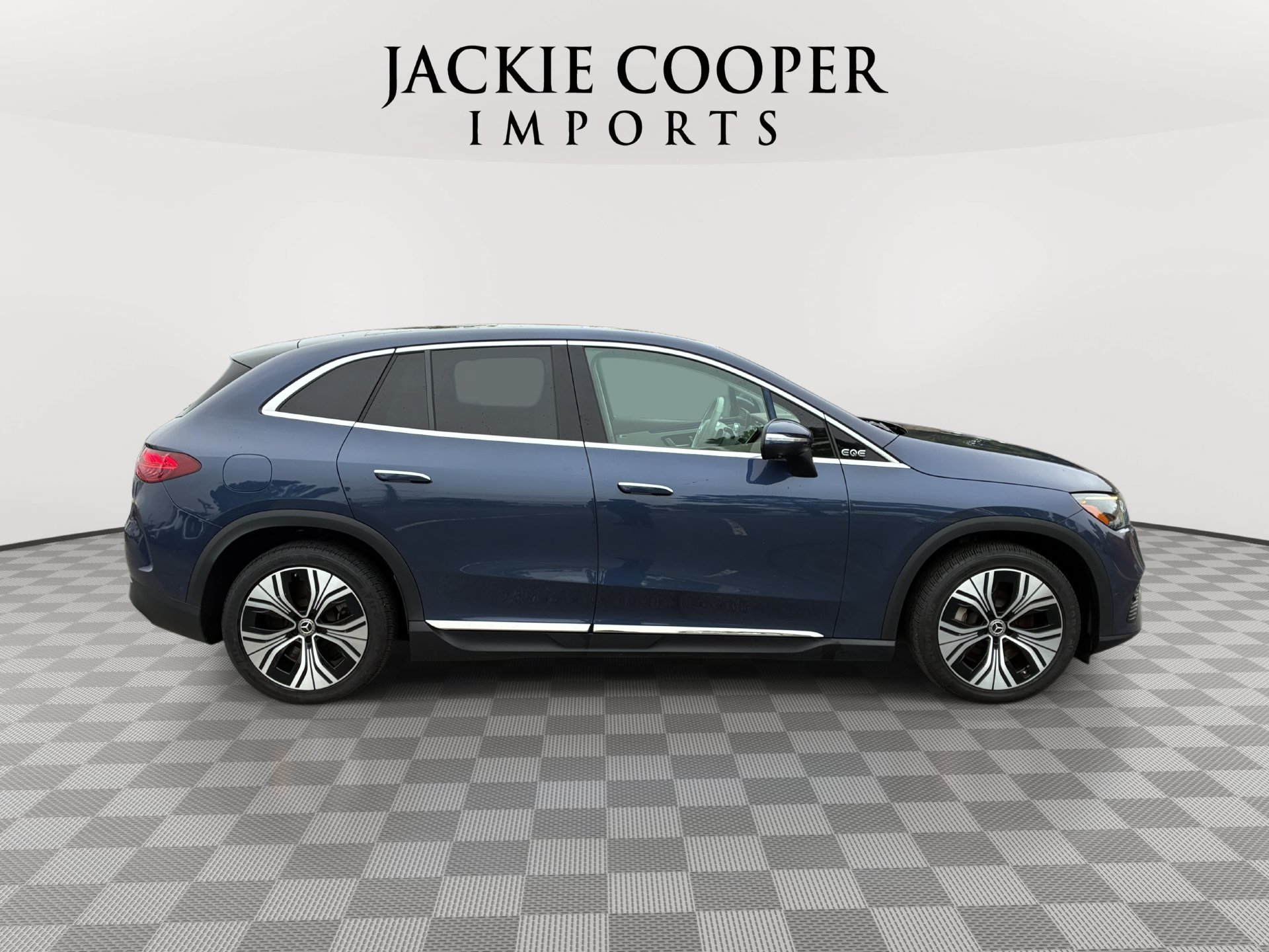 Used 2023 Mercedes-Benz EQE 350+ 4MATIC SUV w/ Exclusive Trim Package image 4
