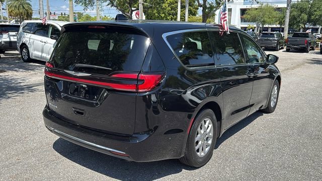 Used 2024 Chrysler Pacifica Touring-L image 9