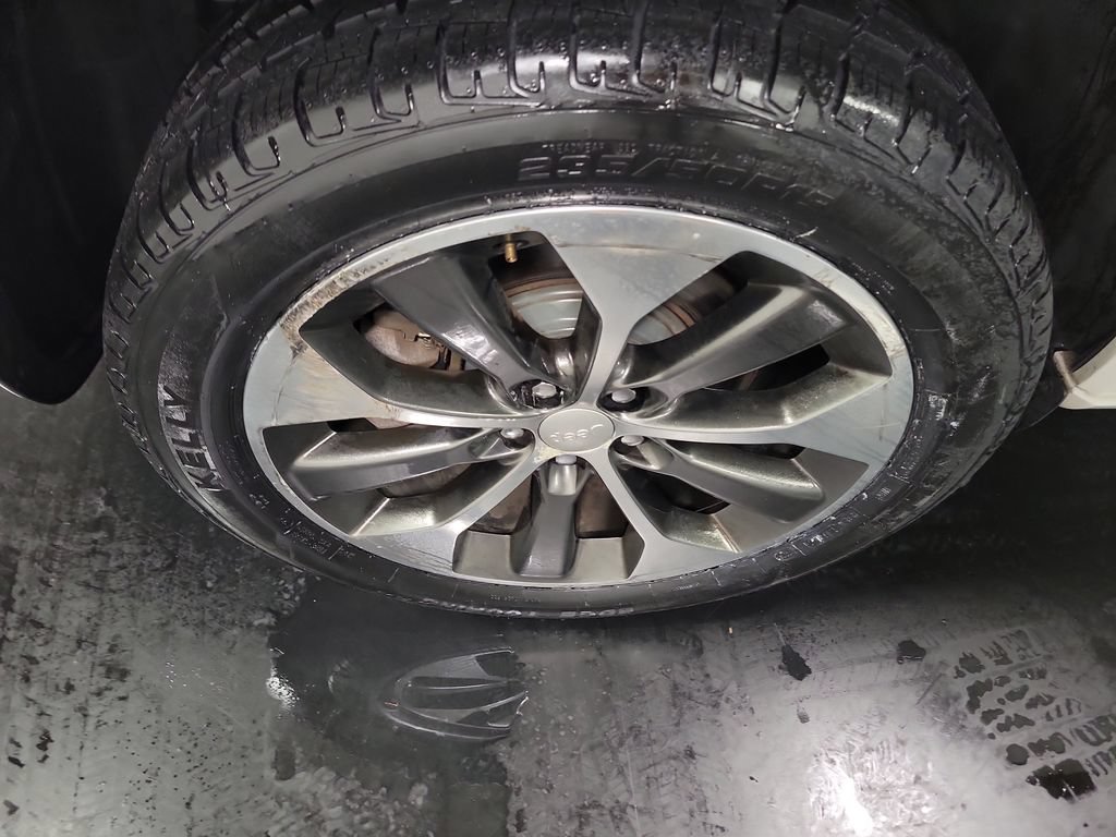 Used 2019 Jeep Cherokee Overland w/ Technology Group AWD/4WD image 12