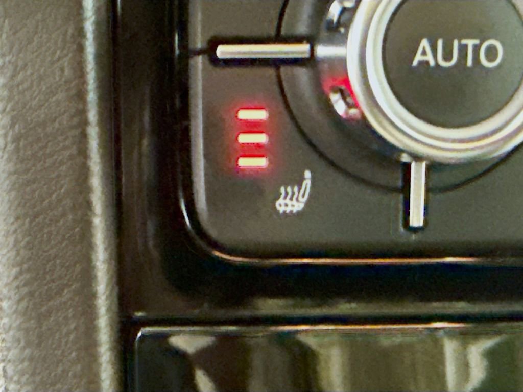 Used 2011 Volkswagen Touareg Sport image 20