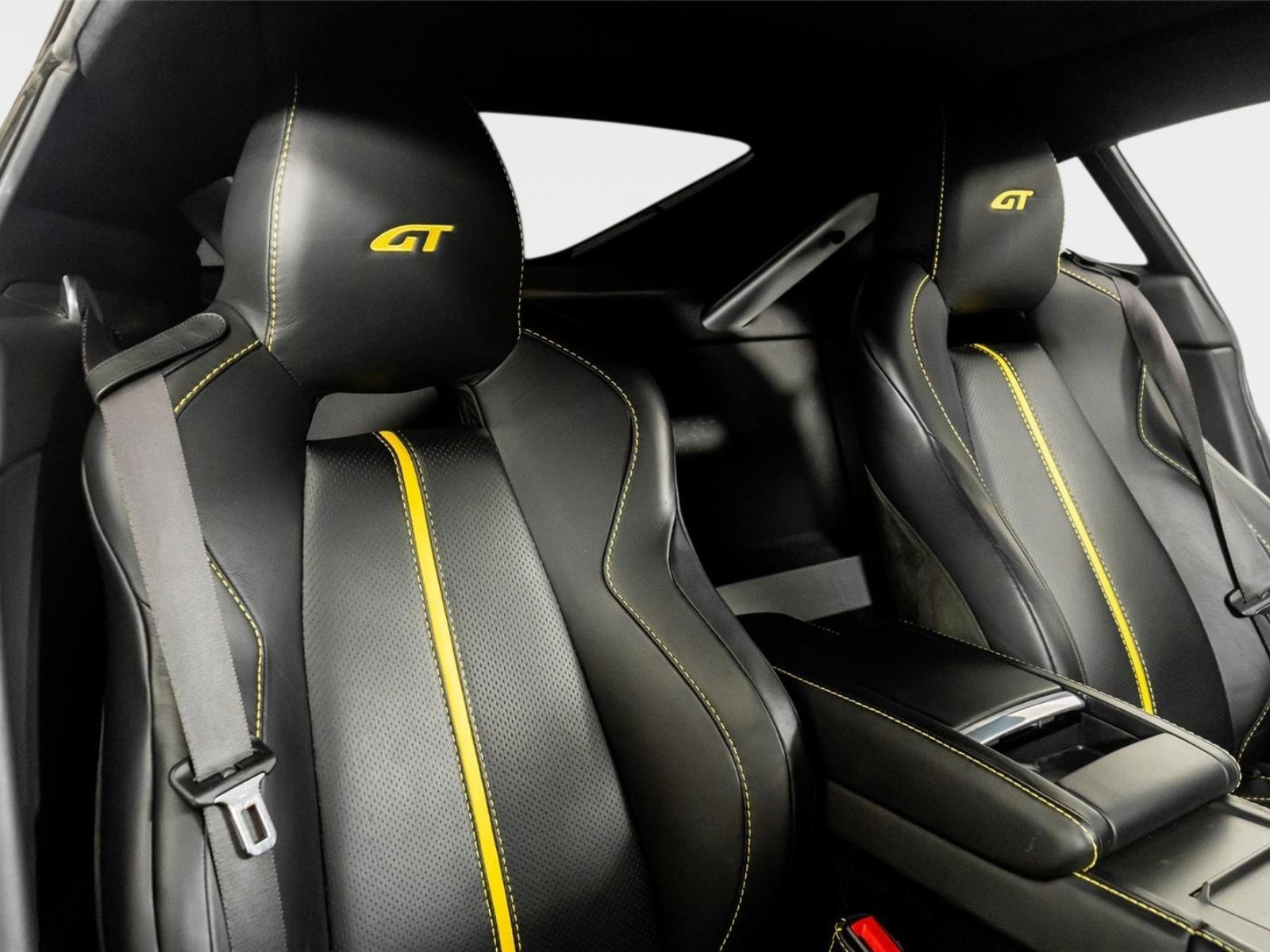 Used 2015 Aston Martin V8 Vantage GT image 28