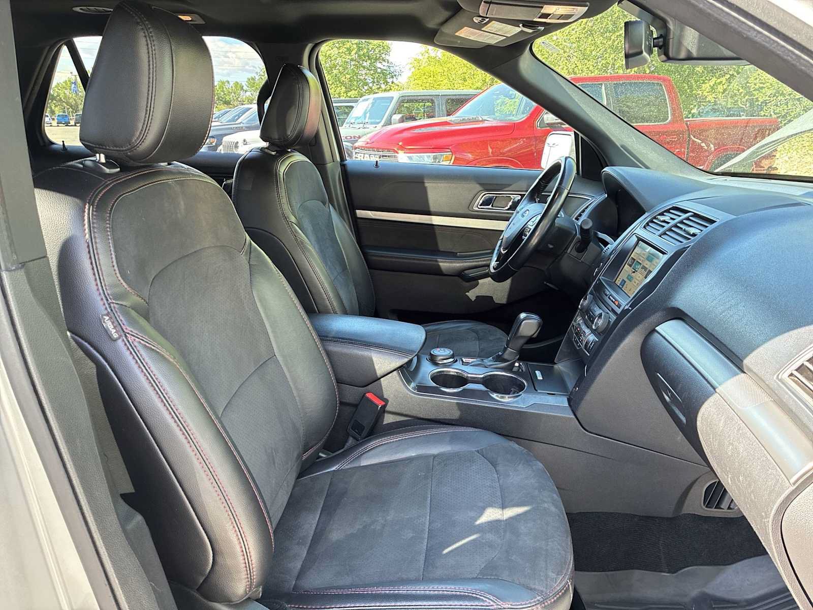 Used 2018 Ford Explorer XLT w/ Equipment Group 202A AWD/4WD image 27