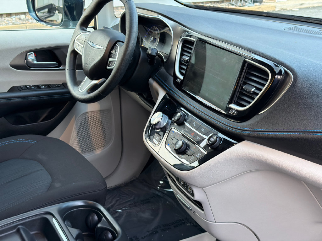 Used 2021 Chrysler Pacifica Touring FWD image 10