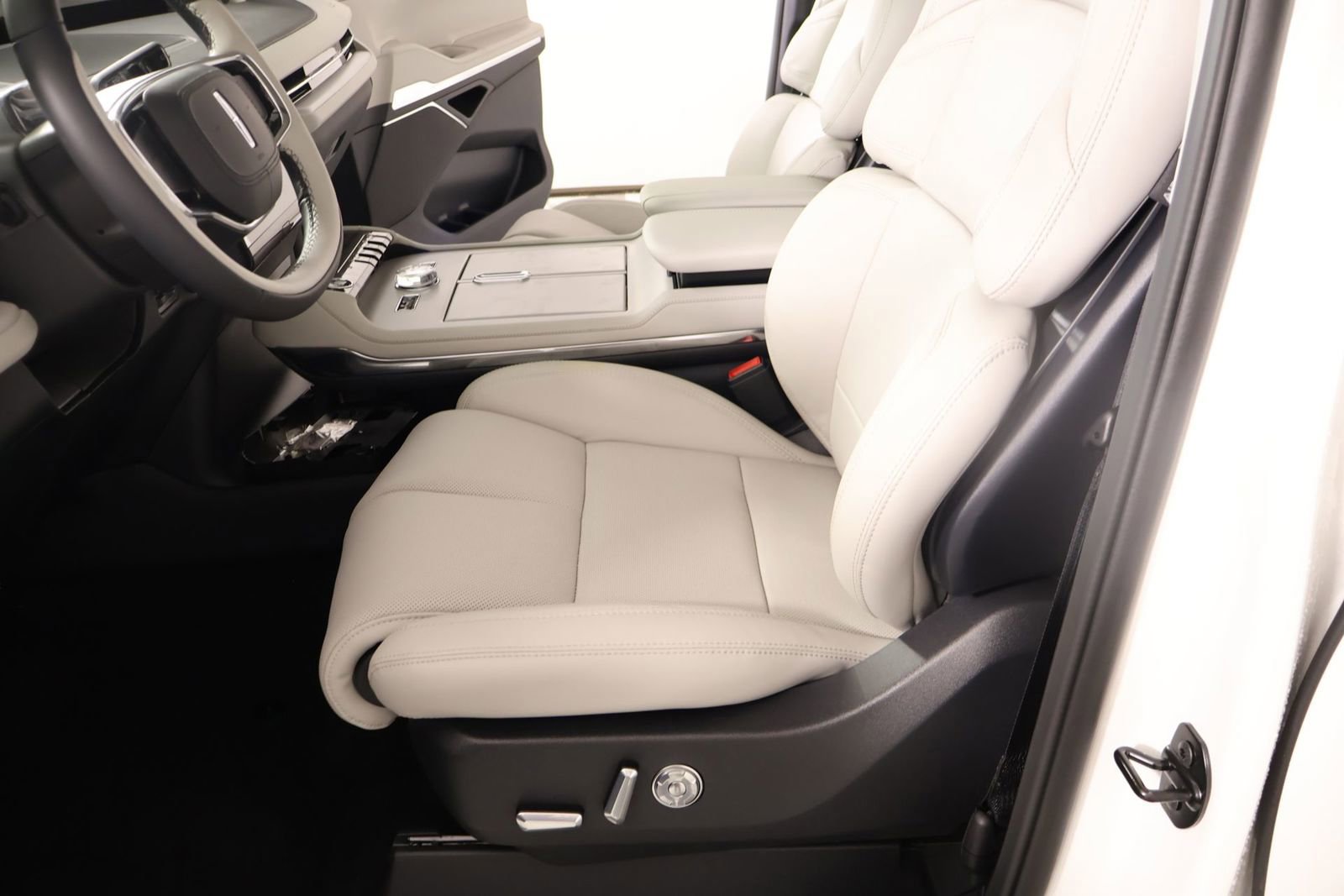 New 2026 Lincoln Navigator L Reserve AWD/4WD image 12