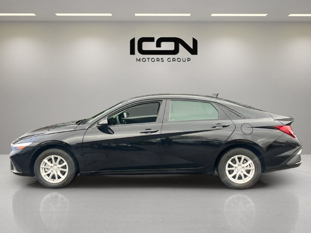 Used 2024 Hyundai Elantra SE FWD image 2