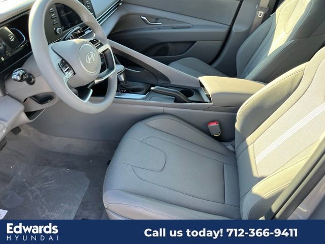 New 2025 Hyundai Elantra SE image 18