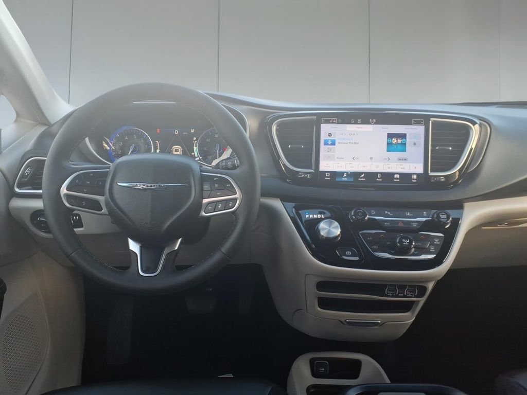 Used 2024 Chrysler Pacifica Touring-L image 29
