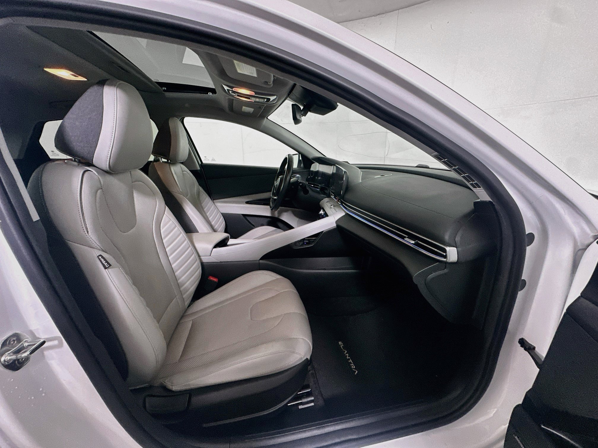Used 2022 Hyundai Elantra Limited FWD image 31