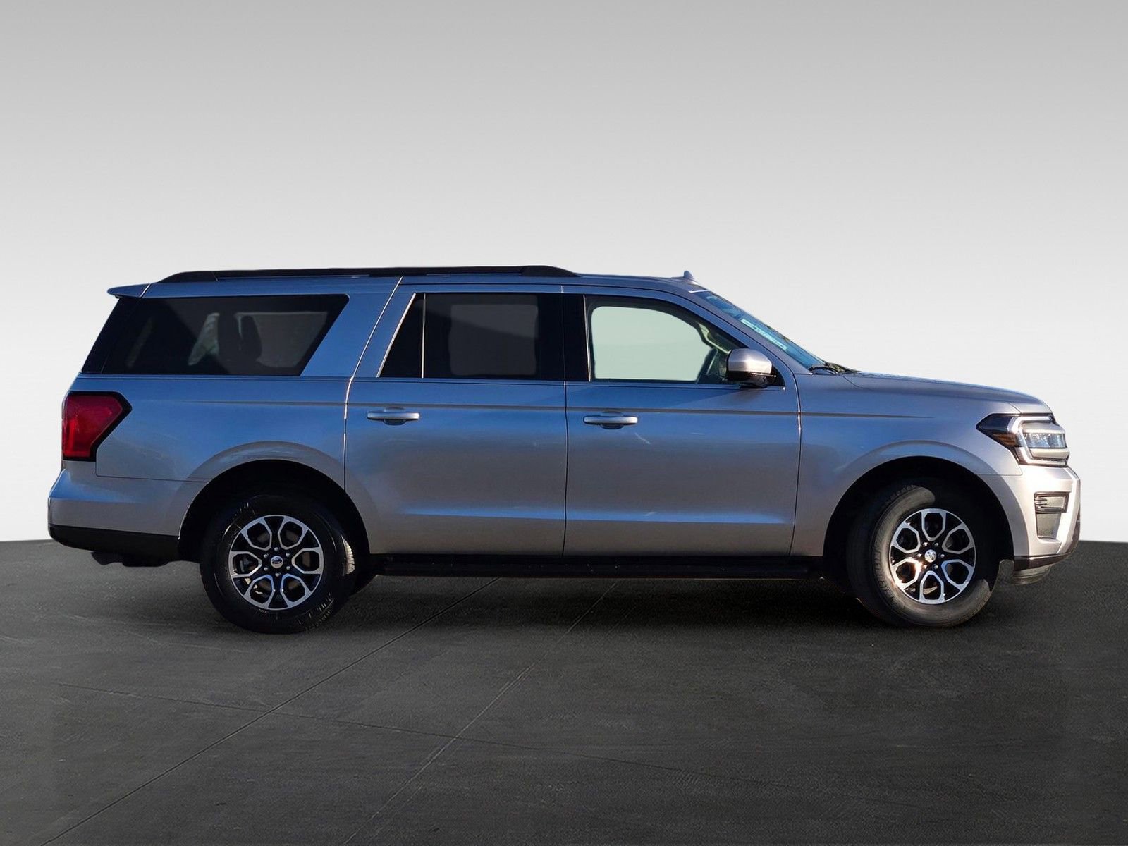 Used 2024 Ford Expedition Max XLT image 3