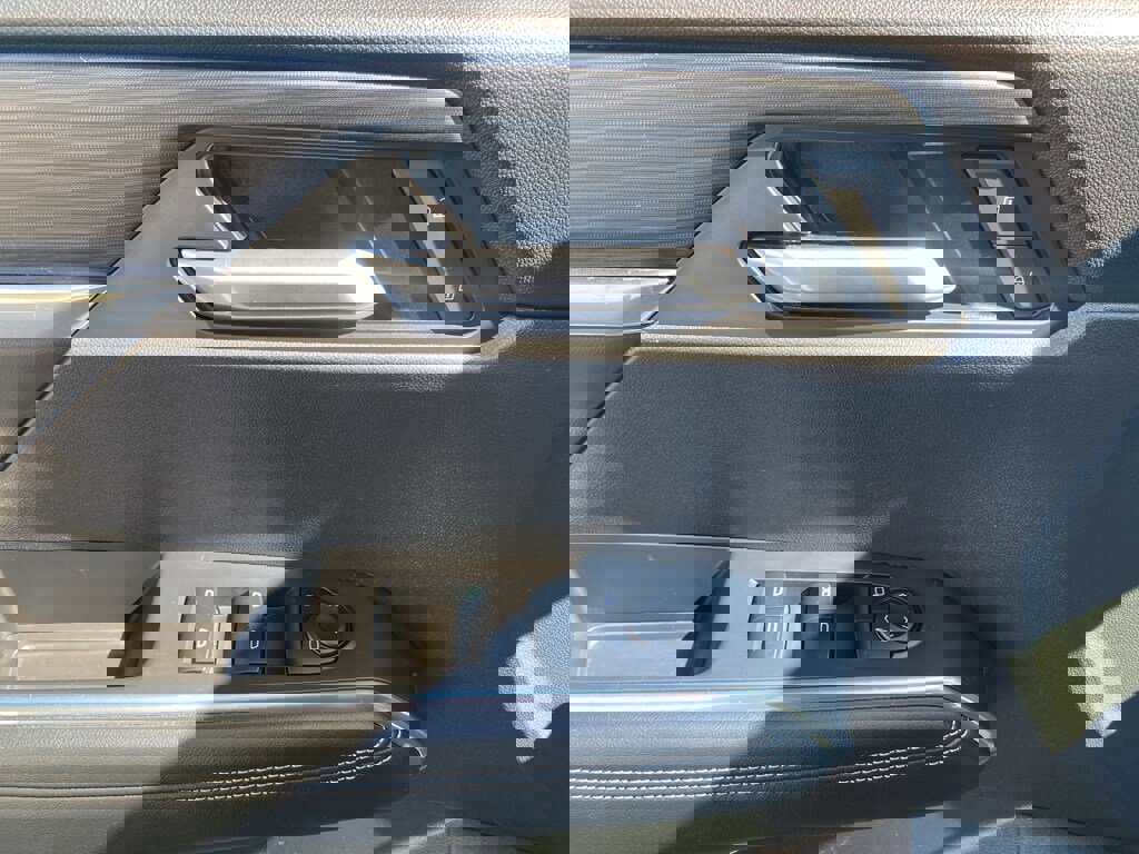 Used 2025 GMC Acadia Elevation image 25