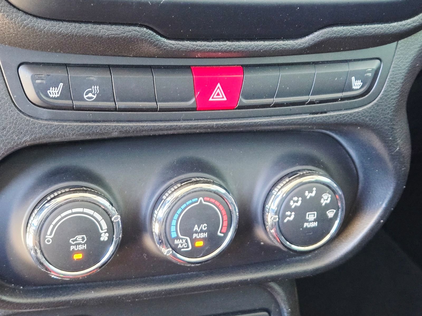 Used 2015 Jeep Renegade Trailhawk w/ Cold Weather Group image 16