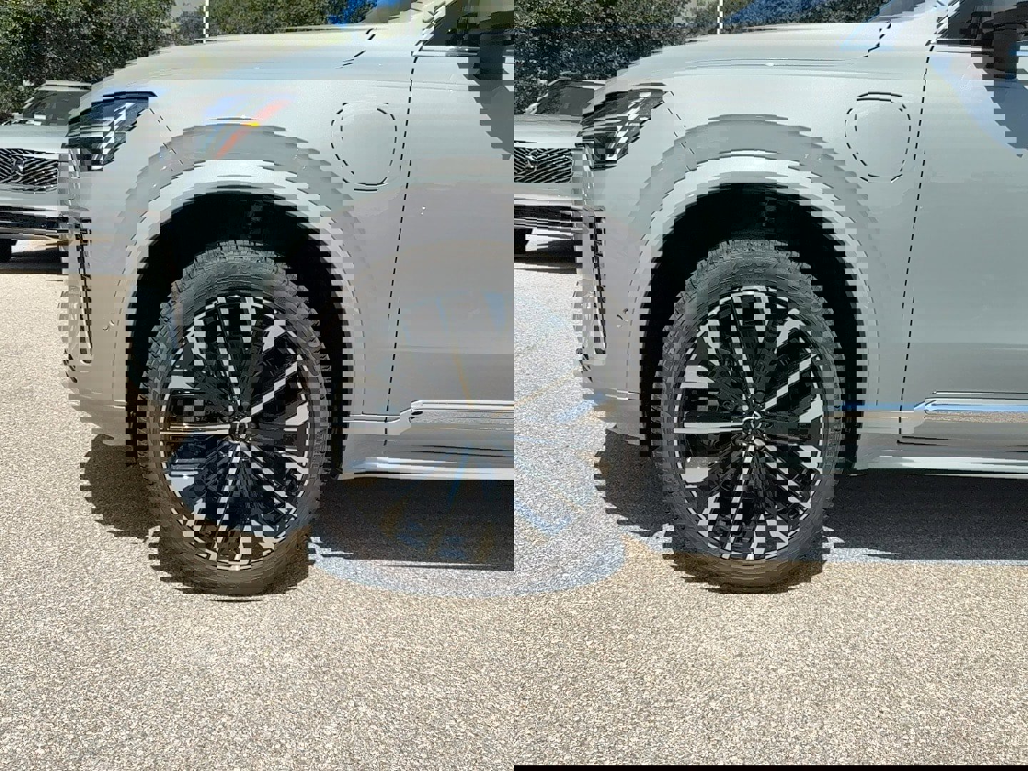 New 2025 Volvo XC90 T8 Plus w/ Protection Package Premier image 9