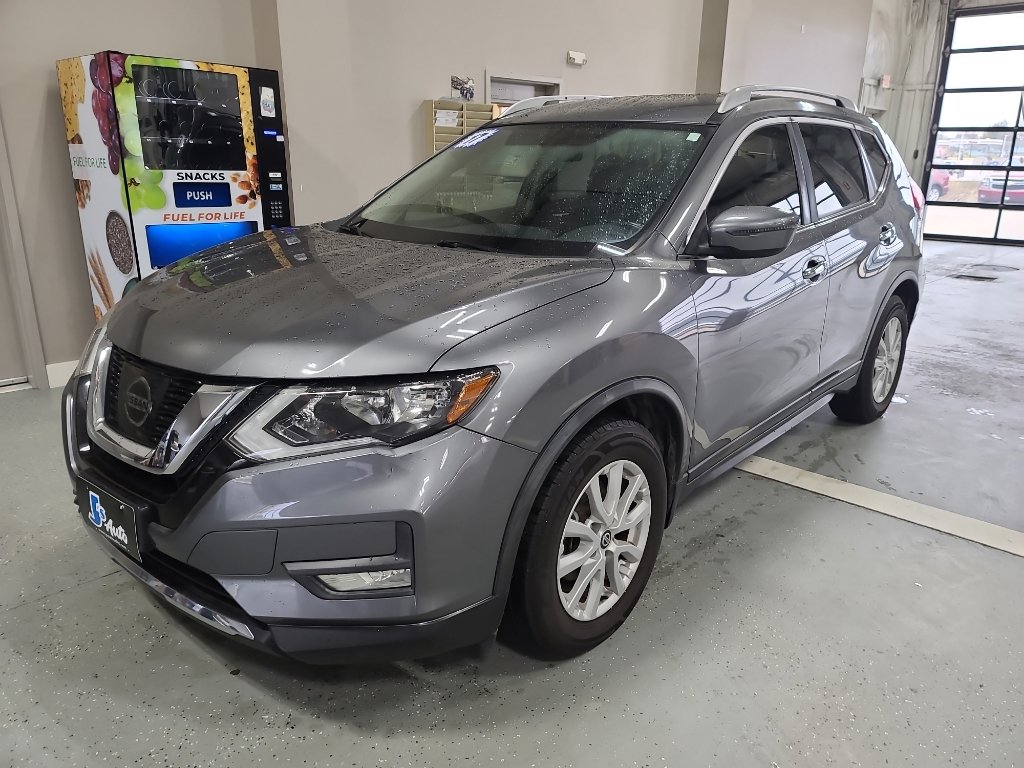 Used 2017 Nissan Rogue SV image 2