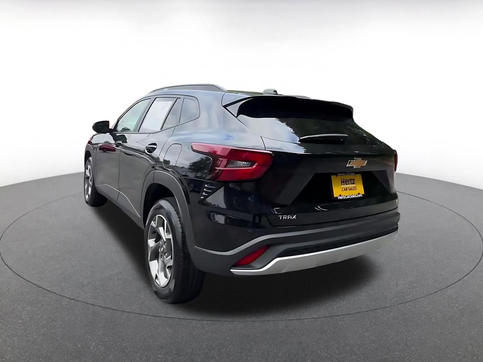 Used 2025 Chevrolet Trax LT FWD image 11