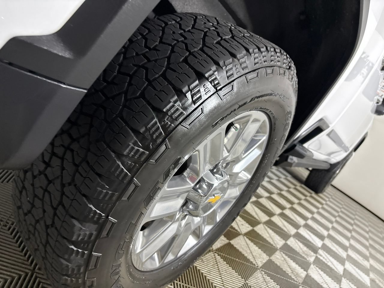 Used 2025 Chevrolet Silverado 3500 High Country w/ Technology Package AWD/4WD image 33
