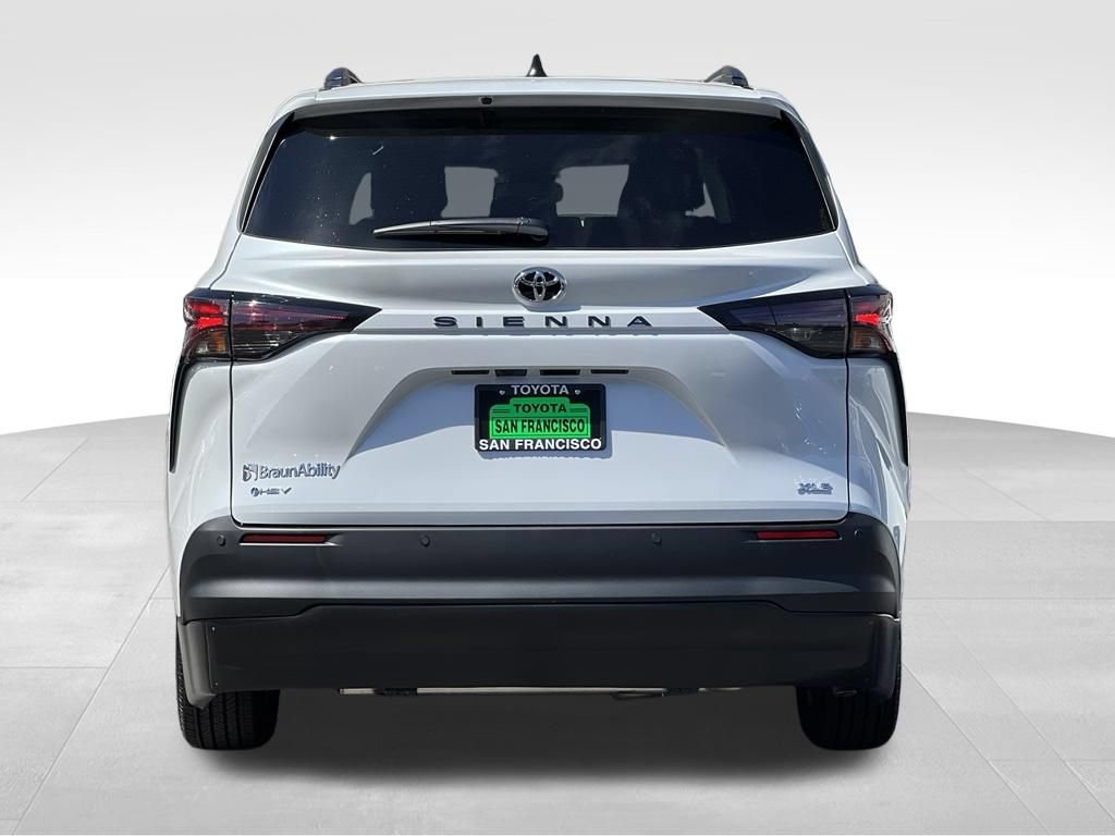 Used 2026 Toyota Sienna XLE FWD image 4