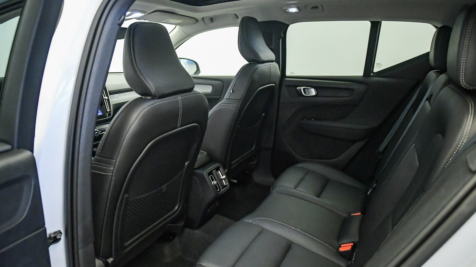 Certified 2025 Volvo XC40 B5 Core image 19