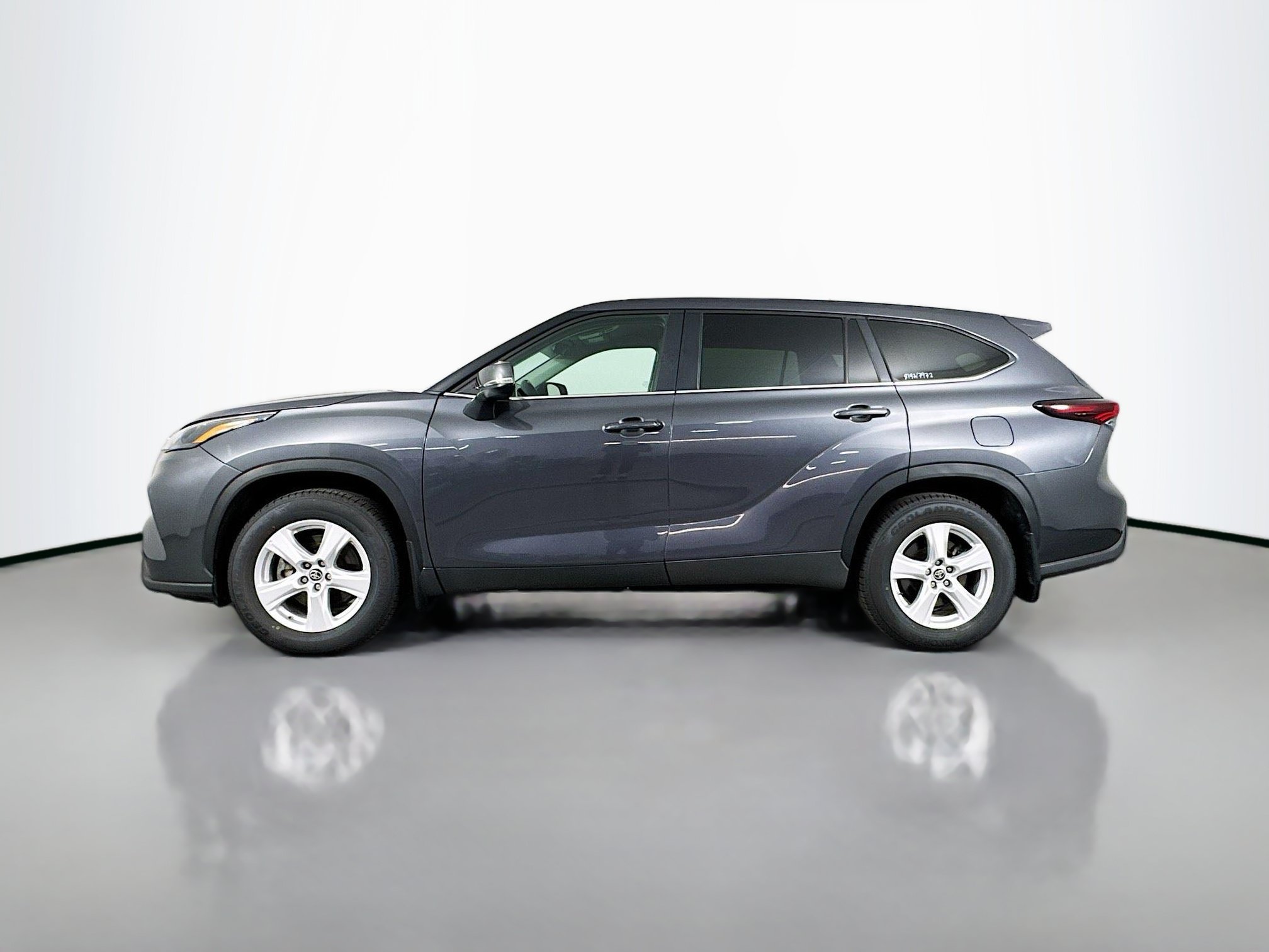 Used 2025 Toyota Highlander LE AWD/4WD image 4