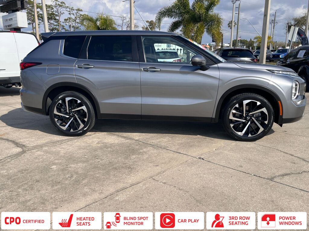 Used 2022 Mitsubishi Outlander SE image 2