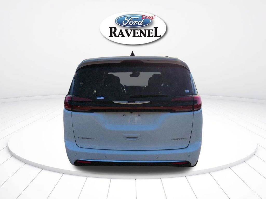 Used 2026 Chrysler Pacifica Limited FWD image 5