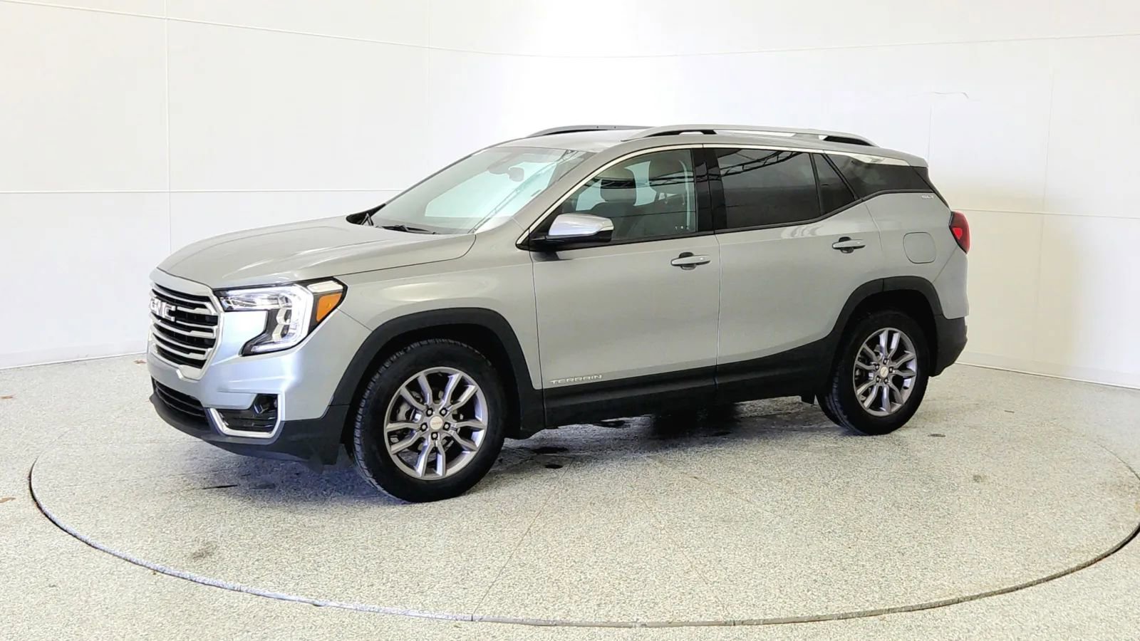 Used 2023 GMC Terrain SLT image 3