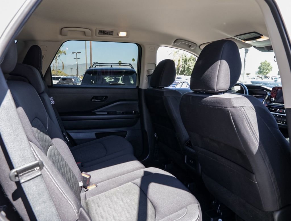 Used 2025 Nissan Pathfinder SV image 21