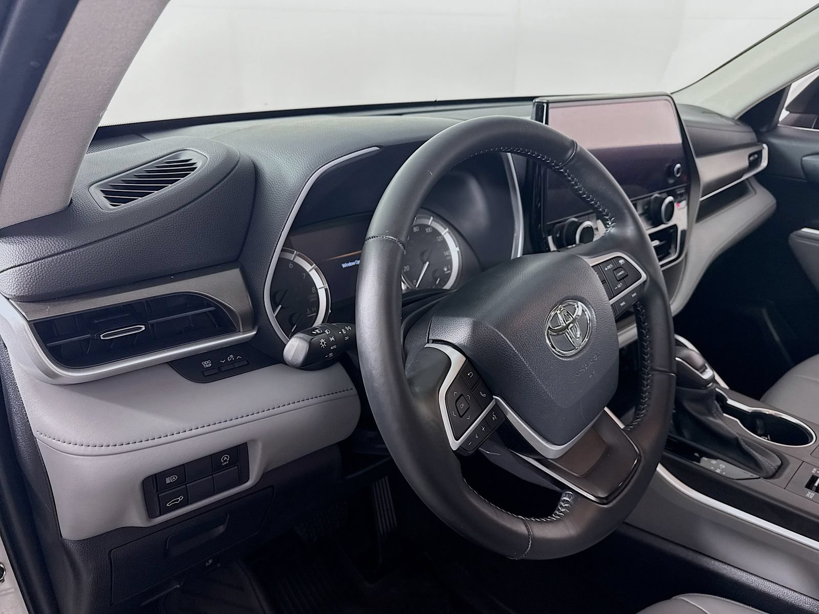 Used 2023 Toyota Highlander XLE AWD/4WD image 6