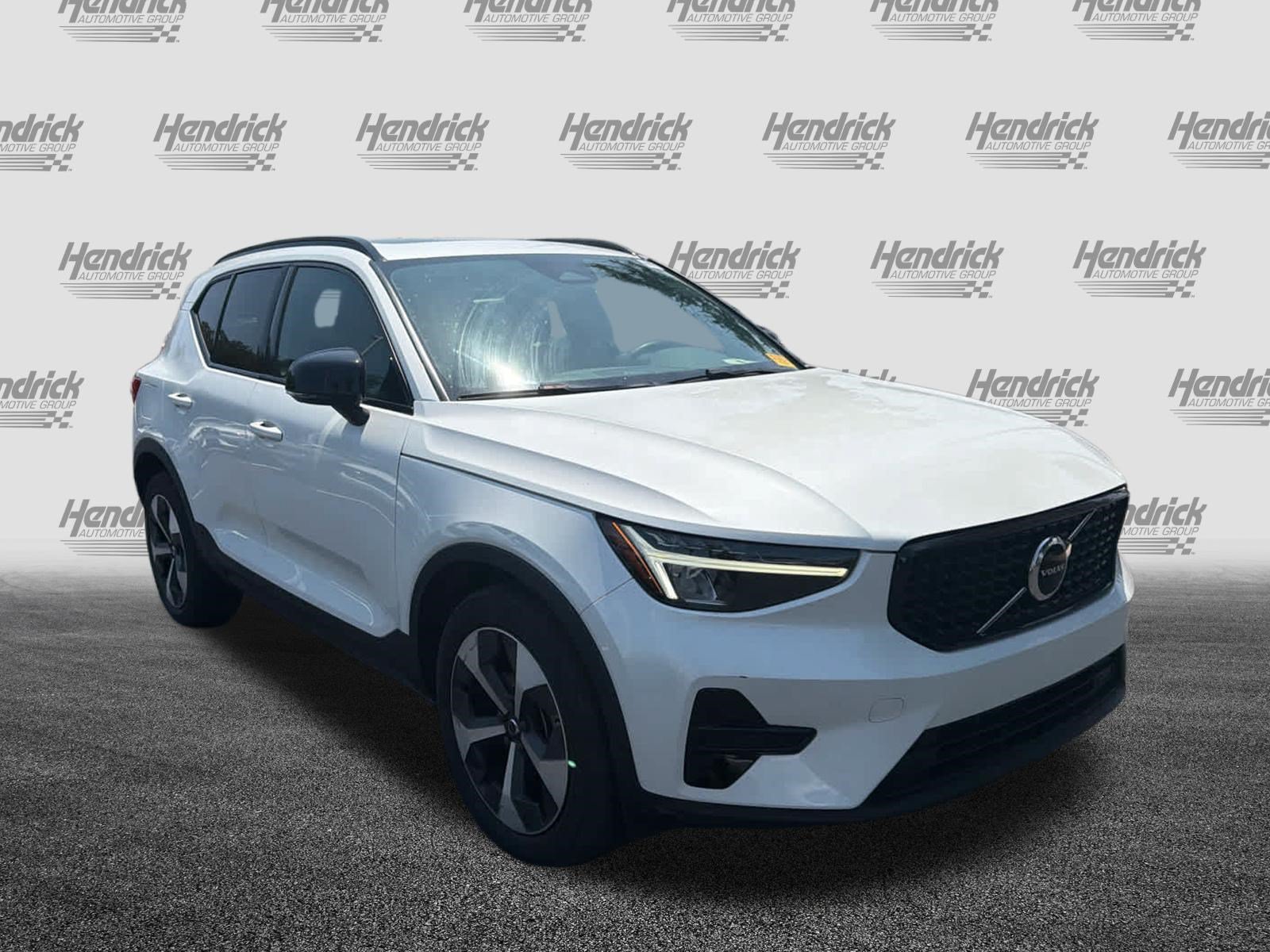 Used 2024 Volvo XC40 B5 Core AWD/4WD image 2