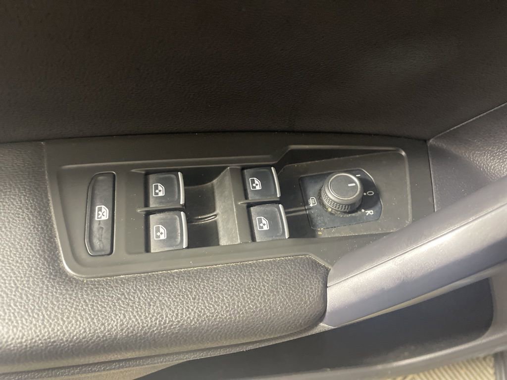 Used 2021 Volkswagen Tiguan SE w/ Panoramic Sunroof Package AWD/4WD image 9