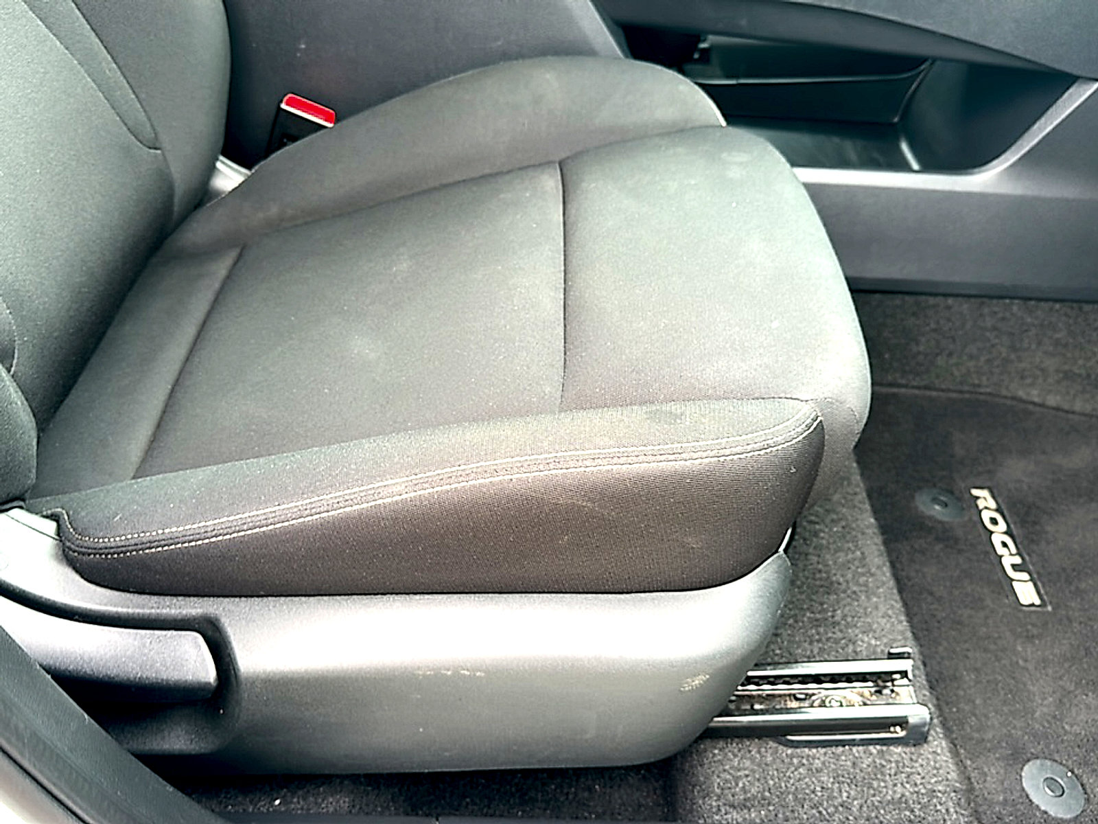 Used 2024 Nissan Rogue S image 25