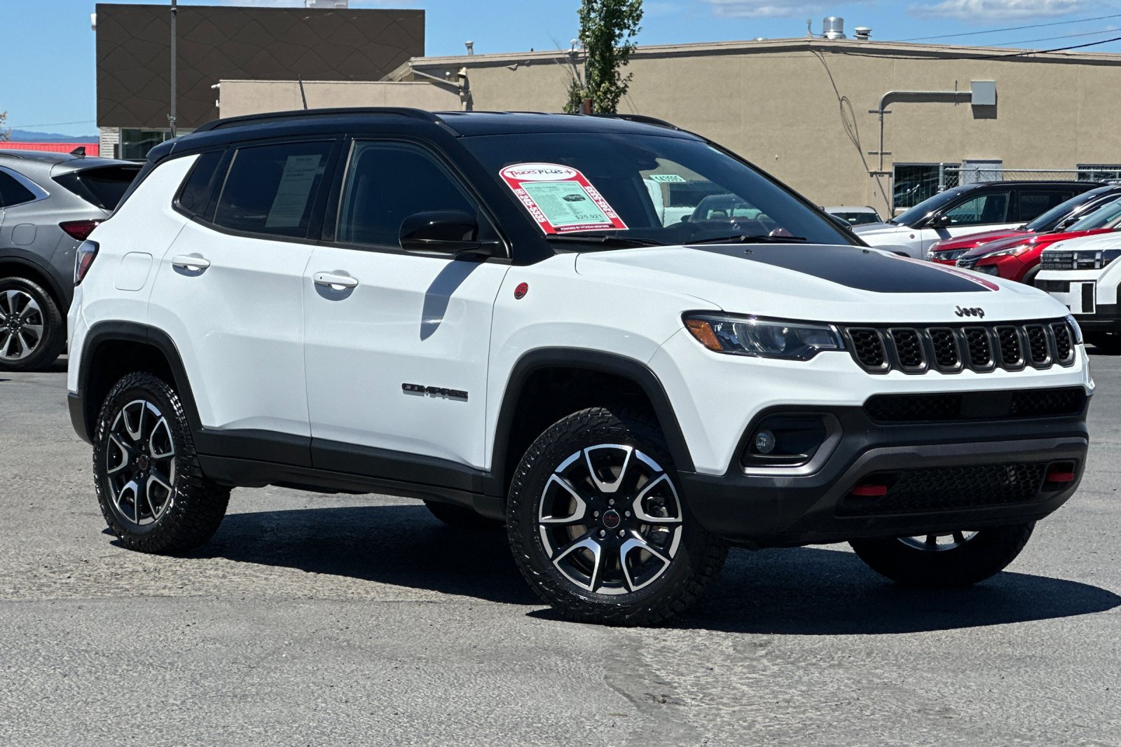 Used 2025 Jeep Compass Trailhawk AWD/4WD image 2