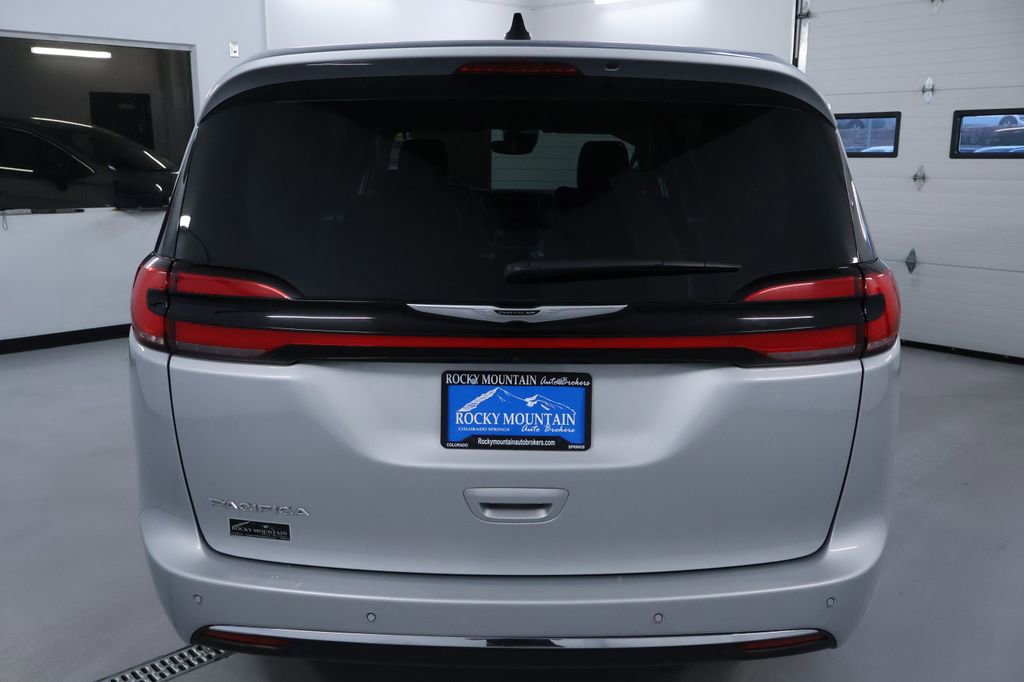 Used 2024 Chrysler Pacifica Touring-L image 6