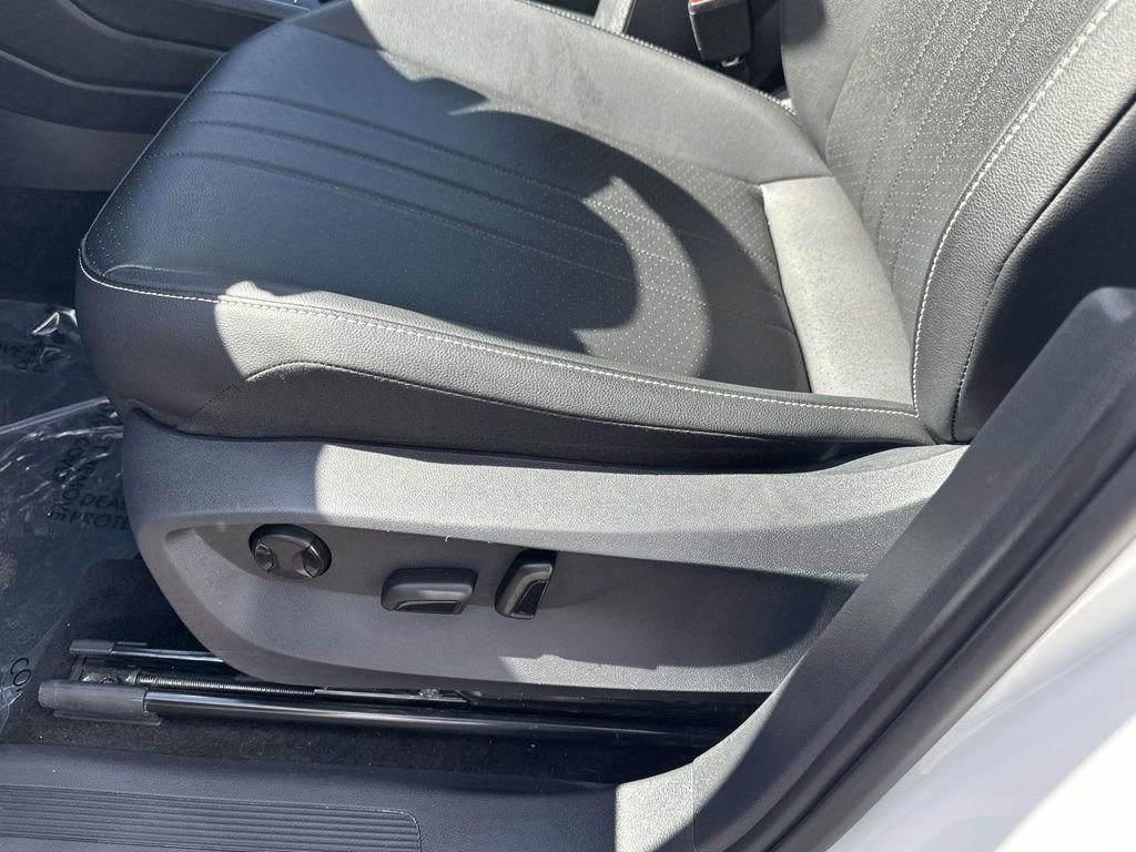 Certified 2023 Volkswagen Tiguan SE w/ Panoramic Sunroof Package image 22