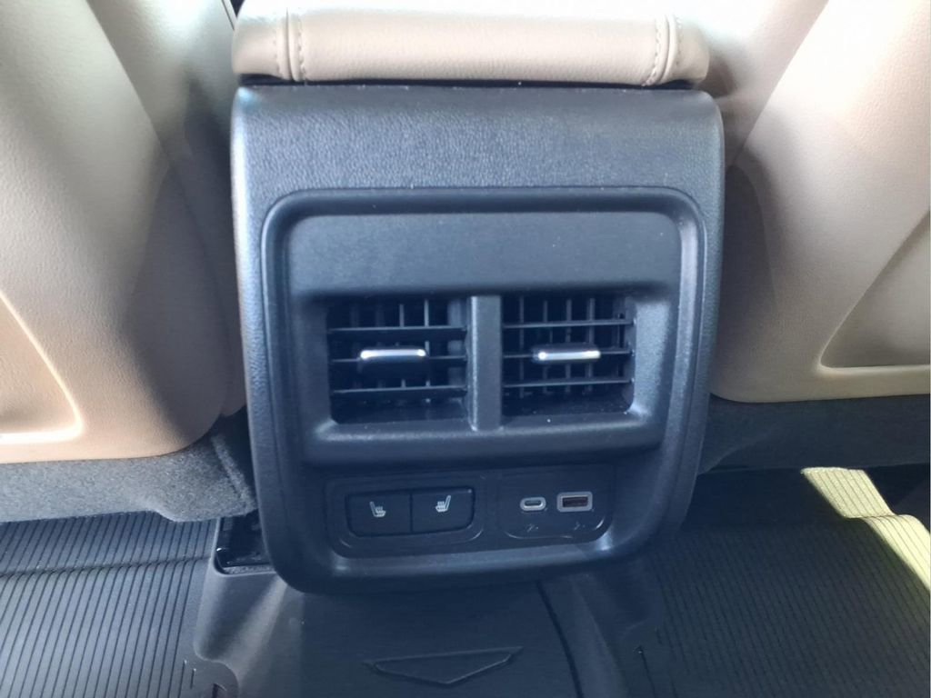 Used 2024 Cadillac XT4 Luxury w/ Cold Weather Package image 18