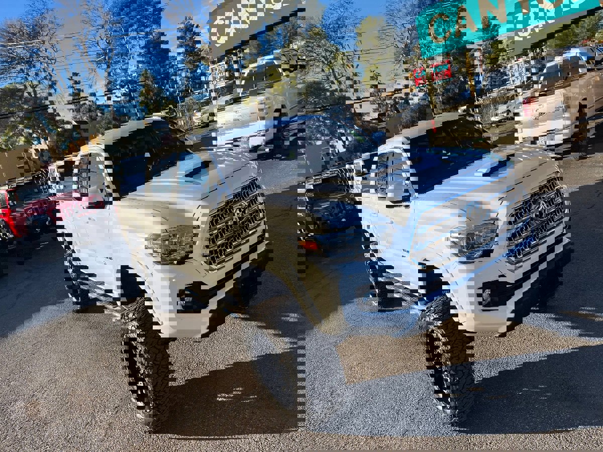 Used 2016 Toyota Tacoma TRD Sport image 46